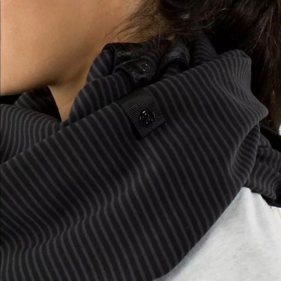 LULULEMON Vinyasa Scarf hyperstripe Rulu Bk & Grey - Picture 2 of 5